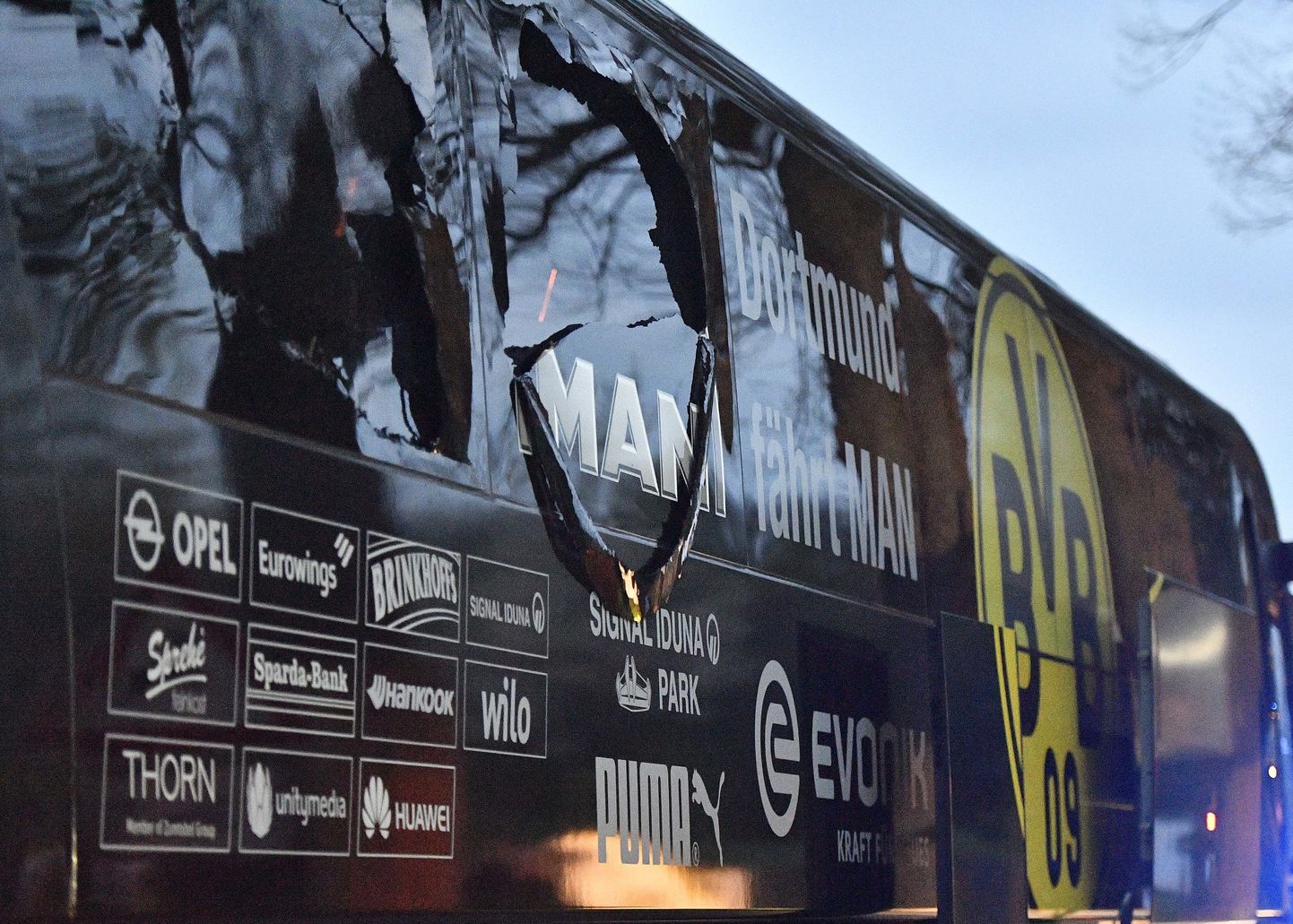 Dortmundi Borussia meeskonna buss pärast plahvatust.