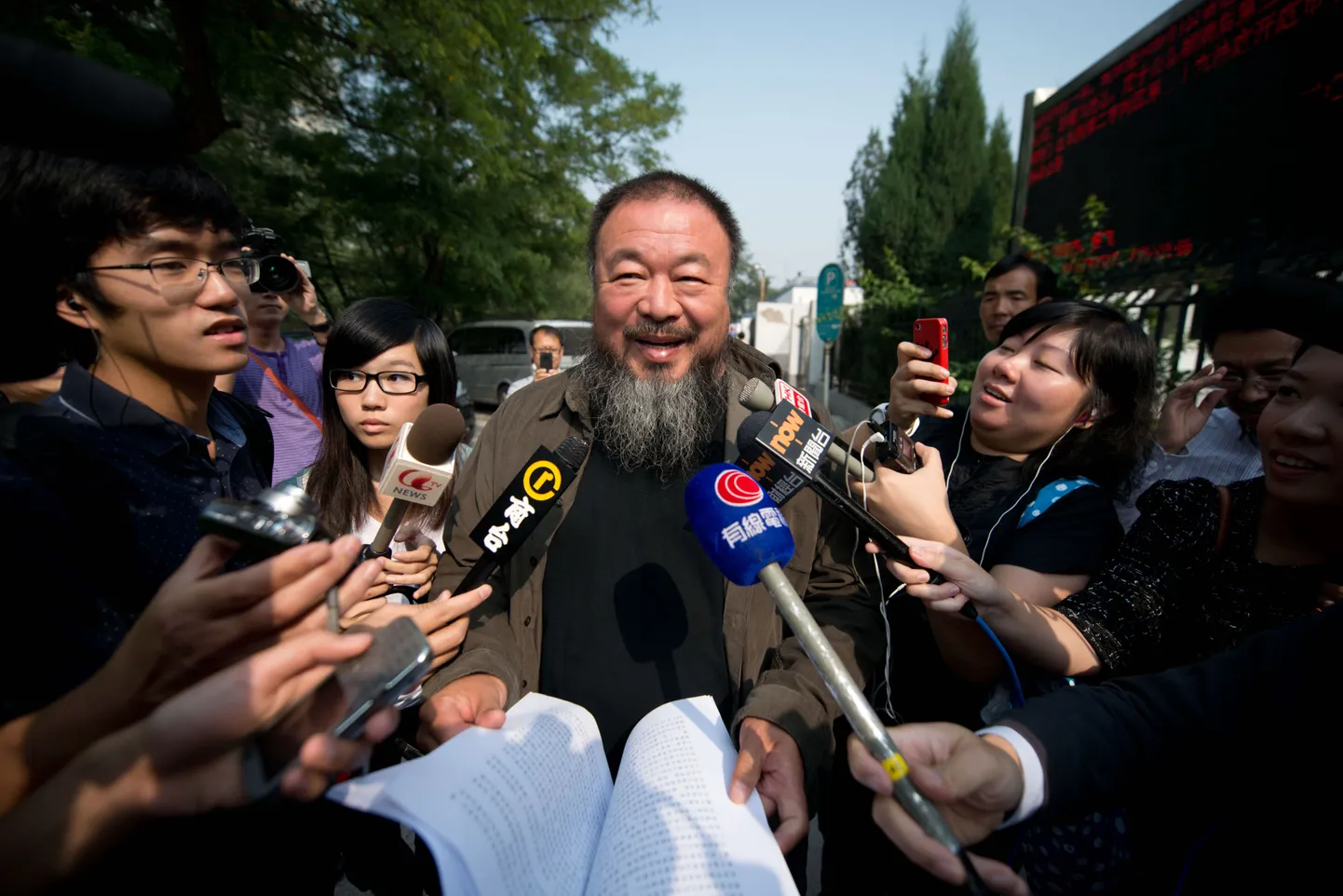 Ai Weiwei täna kohtuhoone ees.