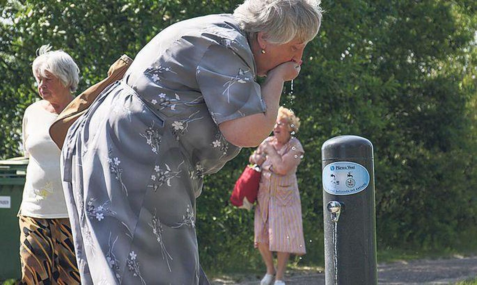 Pärnu keskranna lähedal pakuvad suvitajatele jahutust kolm veekraani puhta joogiveega.