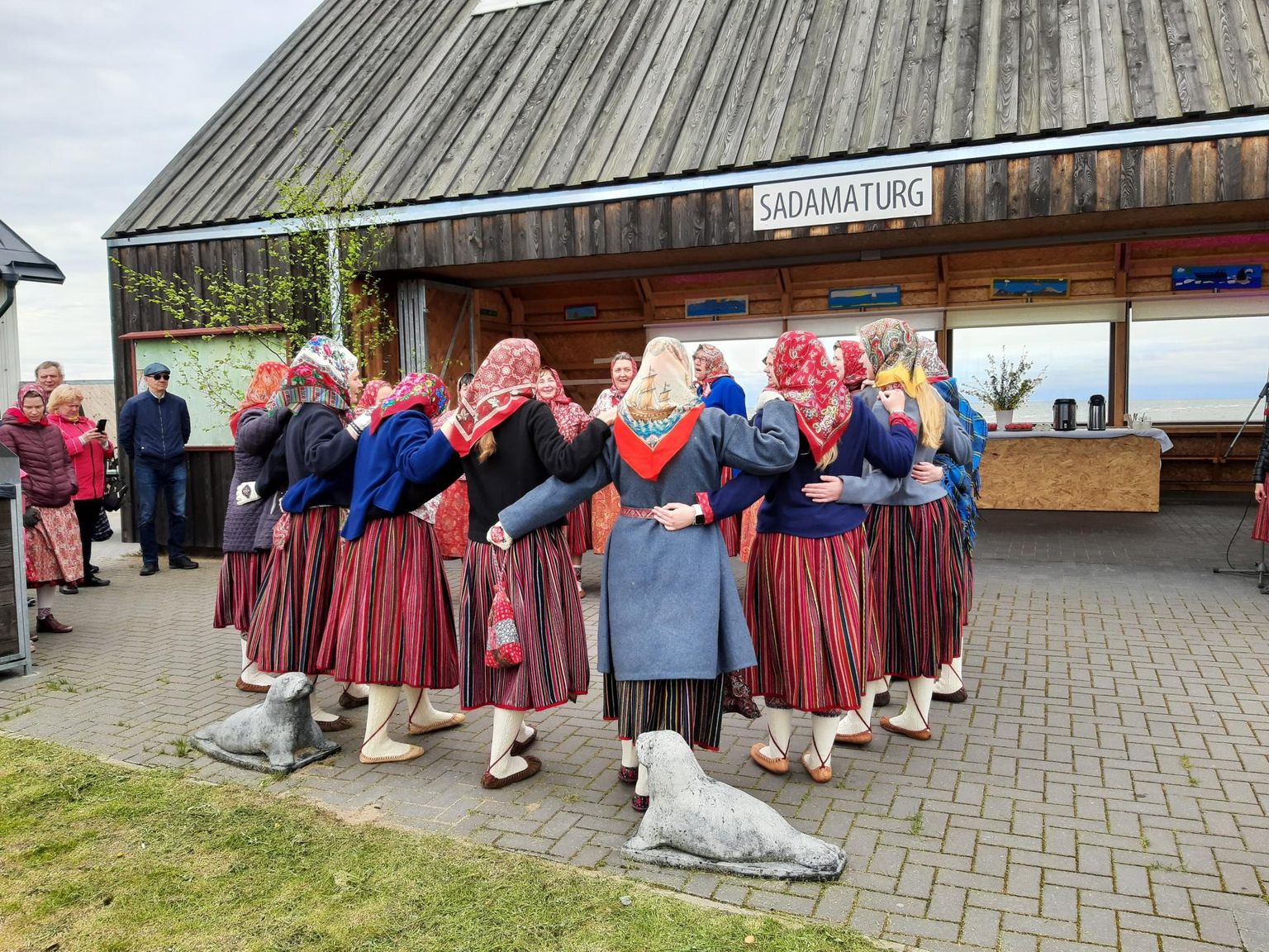 Mitmel korral võeti üles lauluviis ja löödi tantsugi.