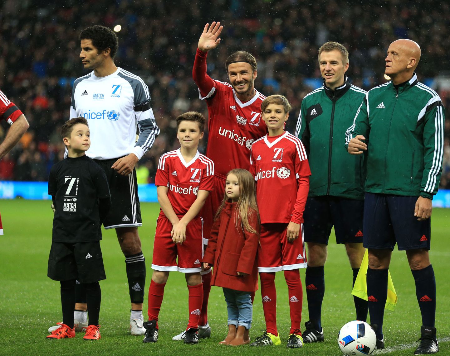 David Beckham (keskel) koos kahe poja ja tütrega