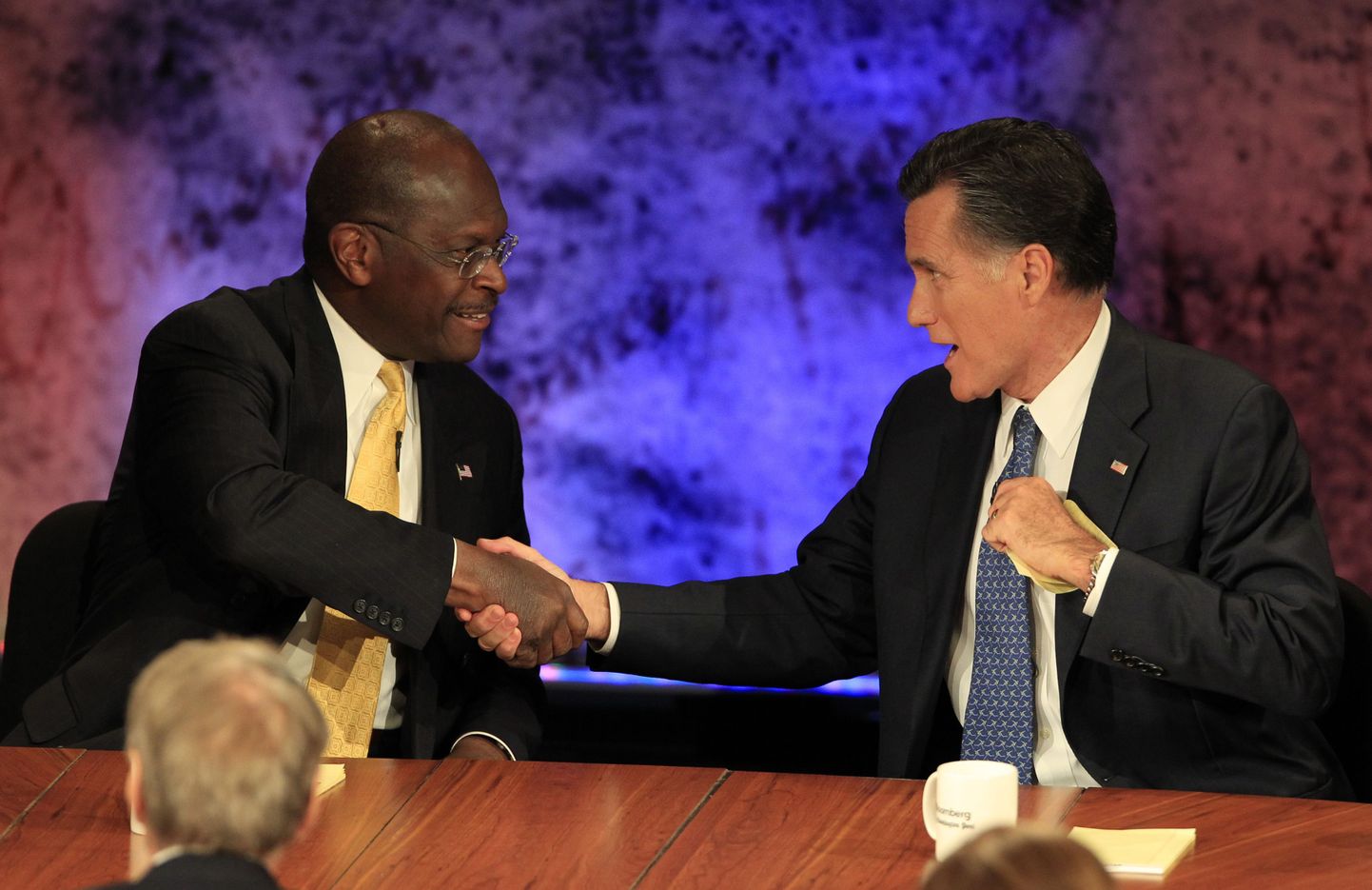 Küsitluste järgi on vabariiklaste praegused soosikud Obama vastu ärimees Herman Cain (vasakul) ja endine Massachusettsi kuberner Mitt Romney.