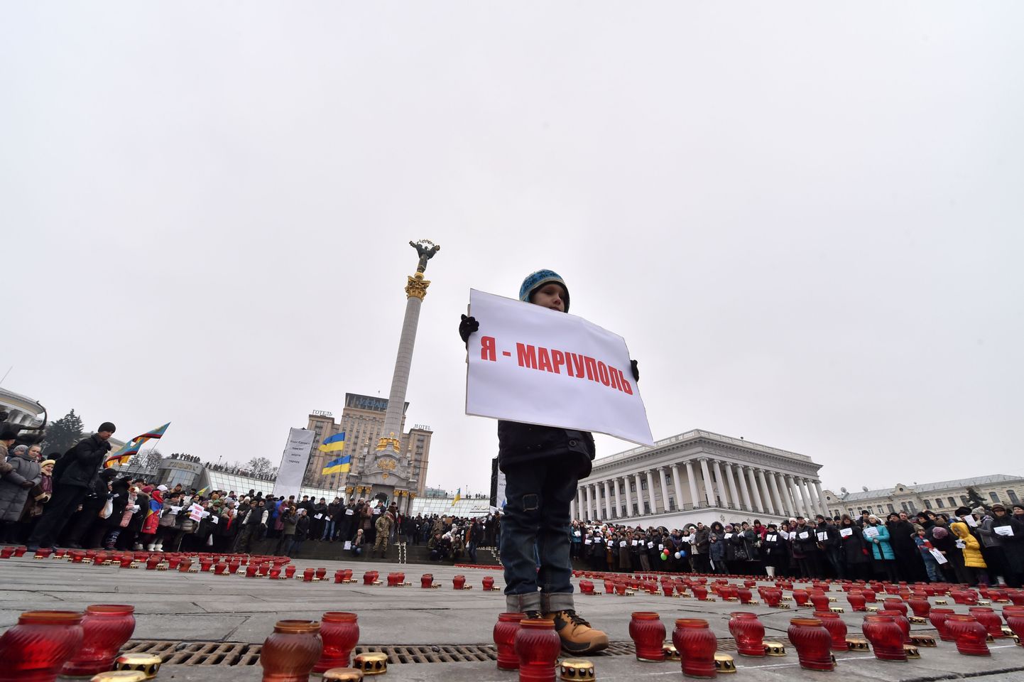 «Mina olen Mariupol,» teatab plakat väikse poisi käes meeleavaldusel, mis korraldati sadamalinnas pärast seda, kui vene võitlejad tabasid liinibussi, milles hukkus 13 tsiviilisikut.