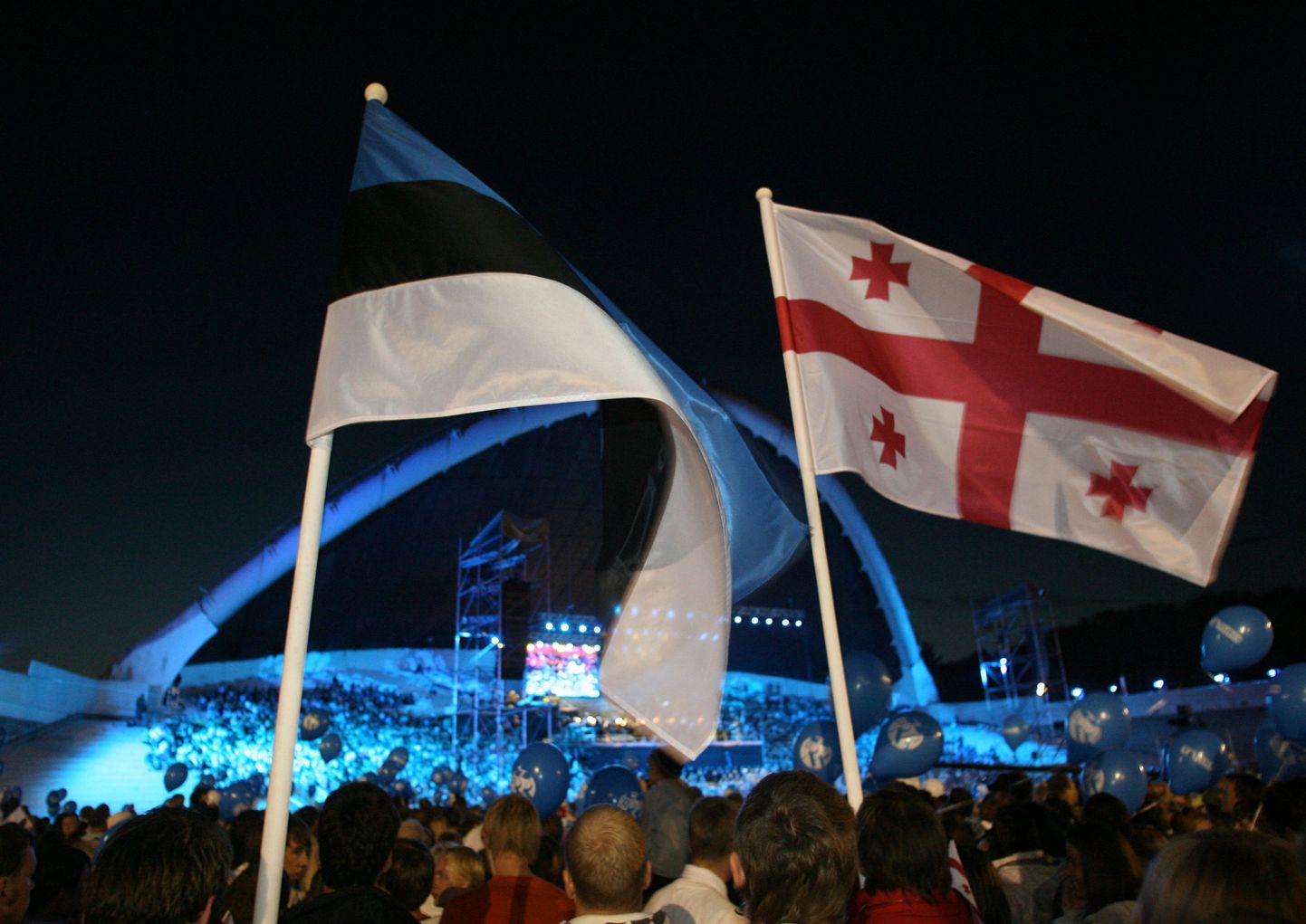 Lisaks Gruusia lippude lehvitamisele toetasid öölaulupeolised sõjalisse konflikti sattunud riigi põgenikke raha annetades.