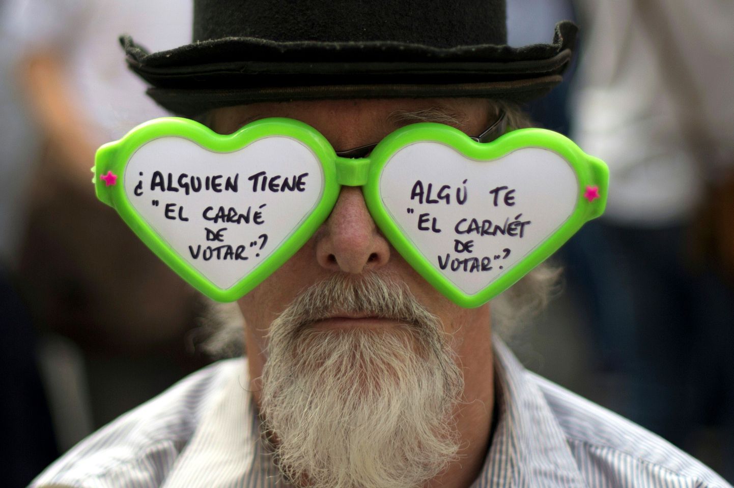 Meleavaldaja kandmas prille, mis kutsuvad Katalooniat ja Madridi üles läbi rääkima.