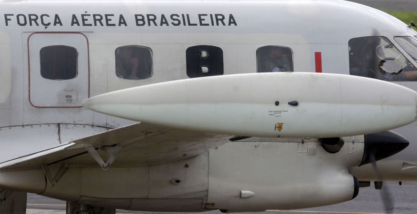 Air France'i lennuki otsingutes osalev Brasiilia õhujõudude Bandeirante lennuk baasis Fernando de Noronha saarel.