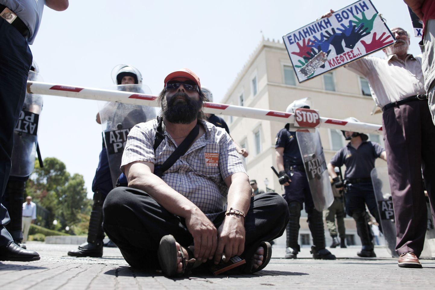 Kreeka koondatud riigiteenistujad alustasid parlamendi ees proteste 2013. aastal. Nüüd on nad sihile jõudmas: esimesed võetakse tagasi tööle.