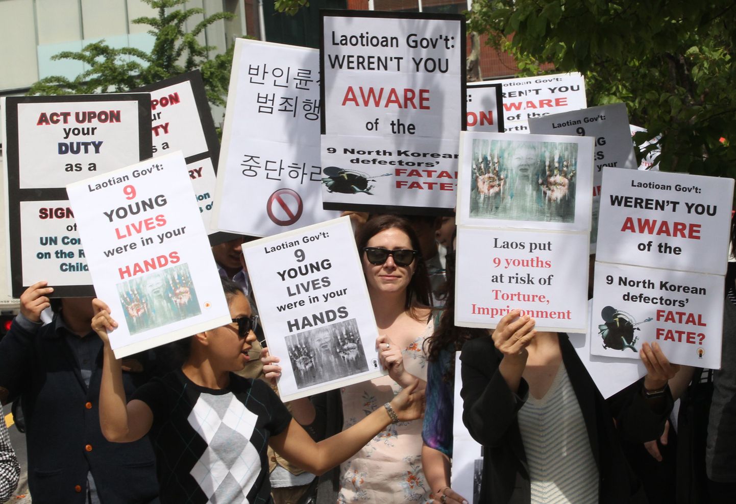 Põhja-Korea põgenike välja andmise vastu protestivad inimõiguste aktivistid Lõuna-Korea pealinnas Laose saatkonna ees.