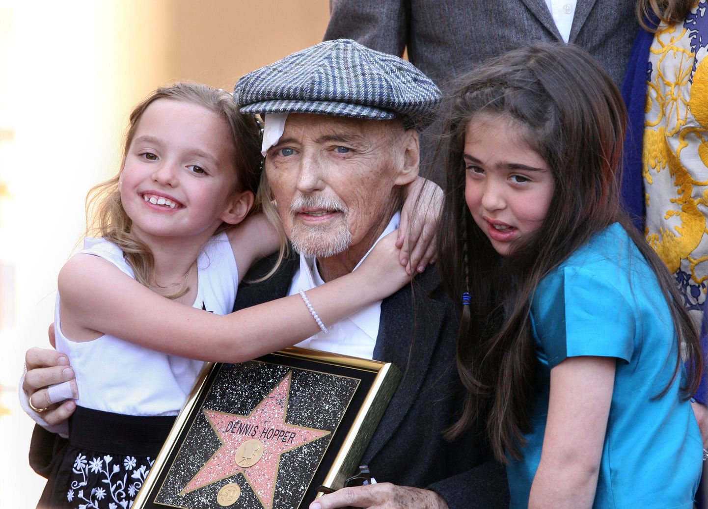 Dennis Hopper koos tütre Galen Grier Hopperiga kuulsuste alleel.