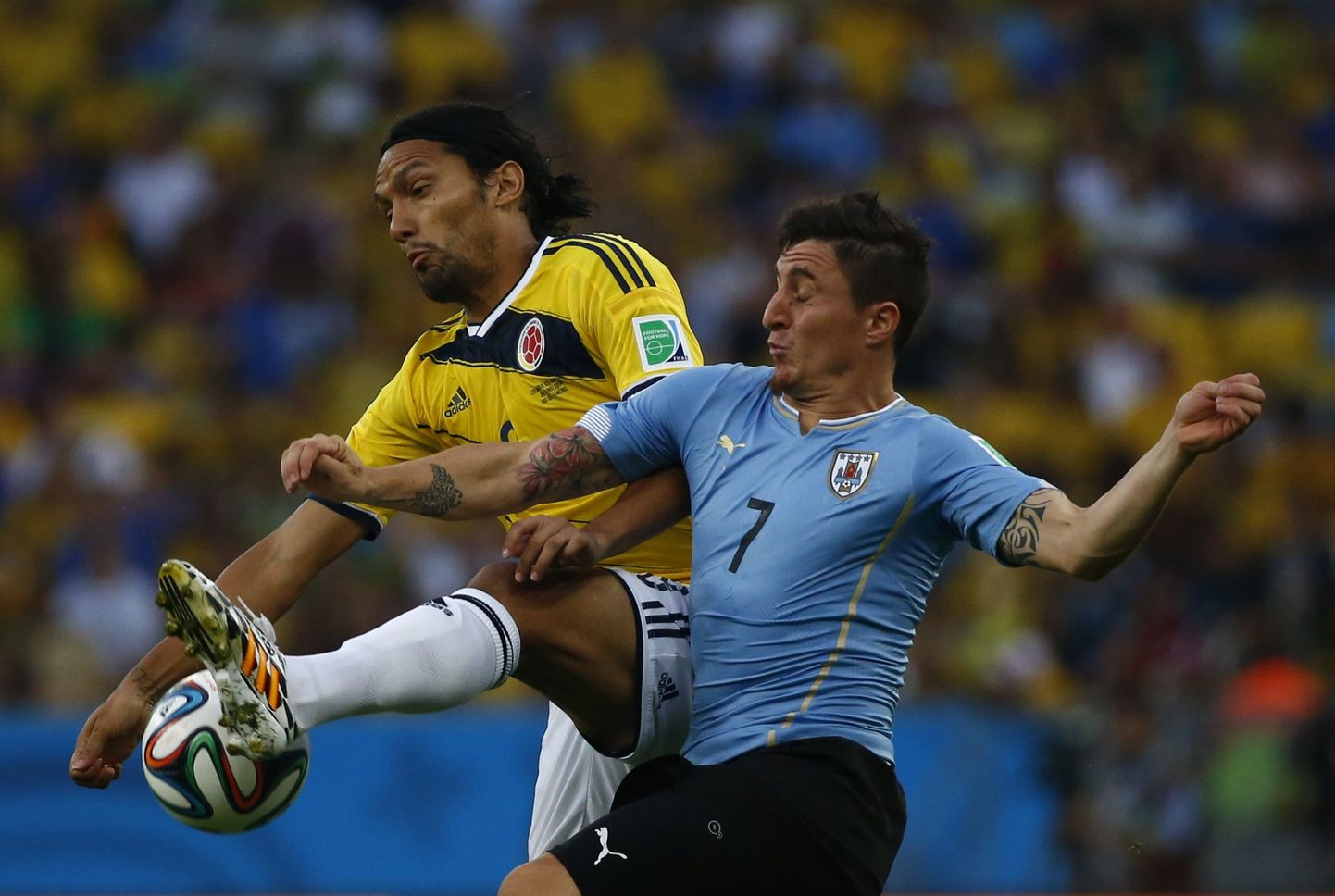Kolumbialane Mario Yepes (vasakul) ja uruguaylane Cristian Rodriguez palli pärast võitlemas