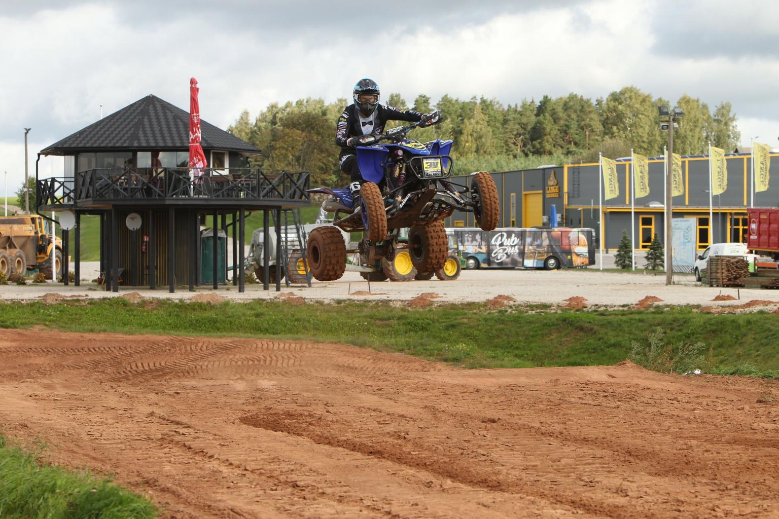 Neljarattalise quad’iga sõitev Kevin Saar on rõõmus, et EM-etapp peetakse Lange, mitte Kiviõli krossirajal.