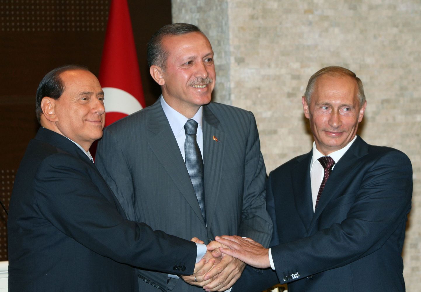 Nagu näitab mõõtkava Türgi peaministri Tayyip Erdoganiga (keskel), on Silvio Berlusconi ja Vladimir Putin üksteisele lähedased juba kasvult.