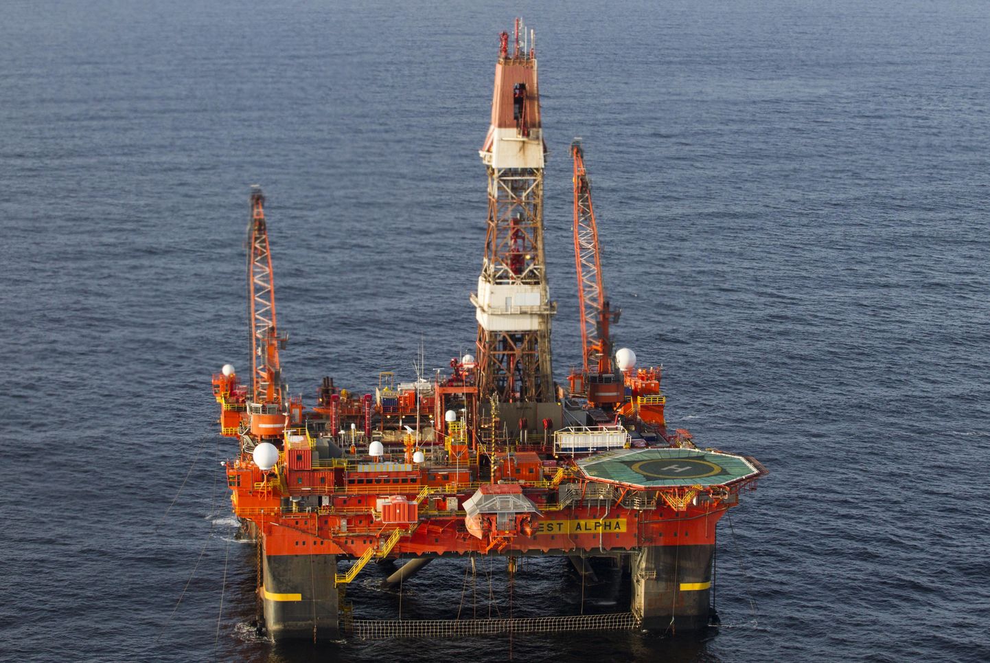 Нефтяная вышка "Роснефти" в Арктике.