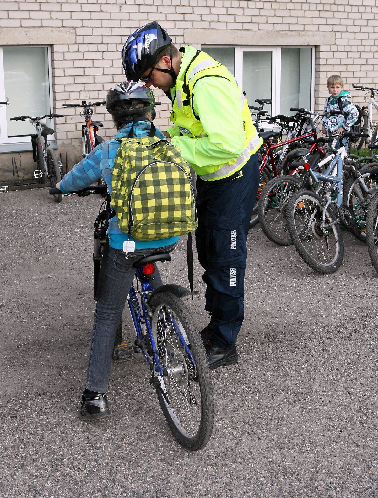 Politsei kontrollib noori jalgrattureid Paala kooli juures.