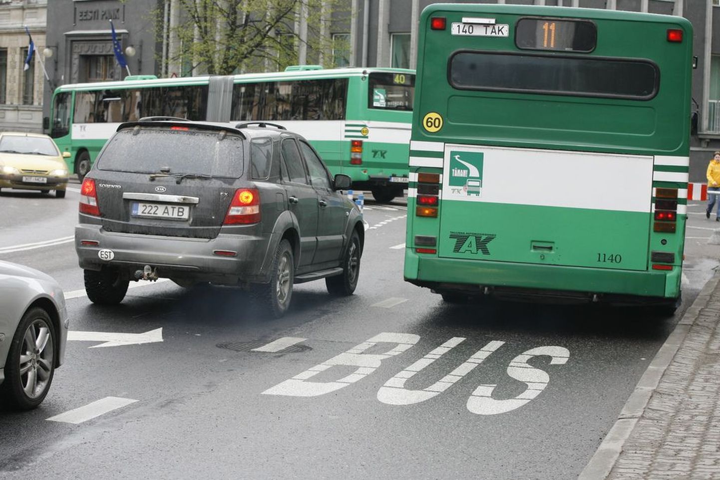 Rajatähis «BUS» Estonia puiestee ja Kentmanni nurga juures, kus bussitee lõikub Kentmanni tänavale sõitvate autode teega.
.