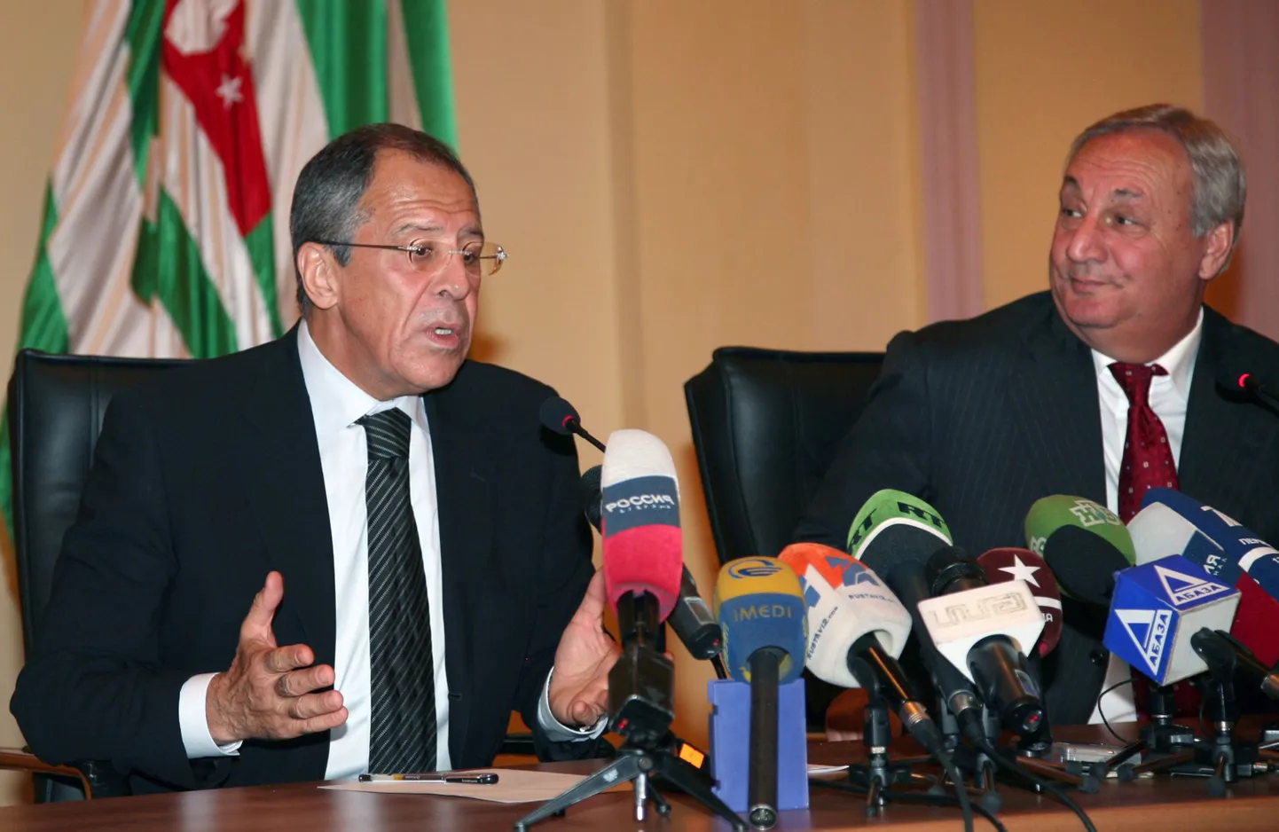 Vene Föderatsiooni välisminister Sergei Lavrov (vasakul) ja separatistliku Abhaasia välisminister Sergei Šamba amndmas ühist pressikonverentsi Suhhumis.