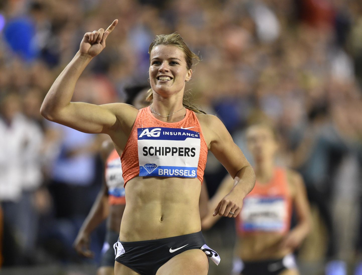 Dafne Schippers Brüsselis tähistamas 200 m jooksu võitu.