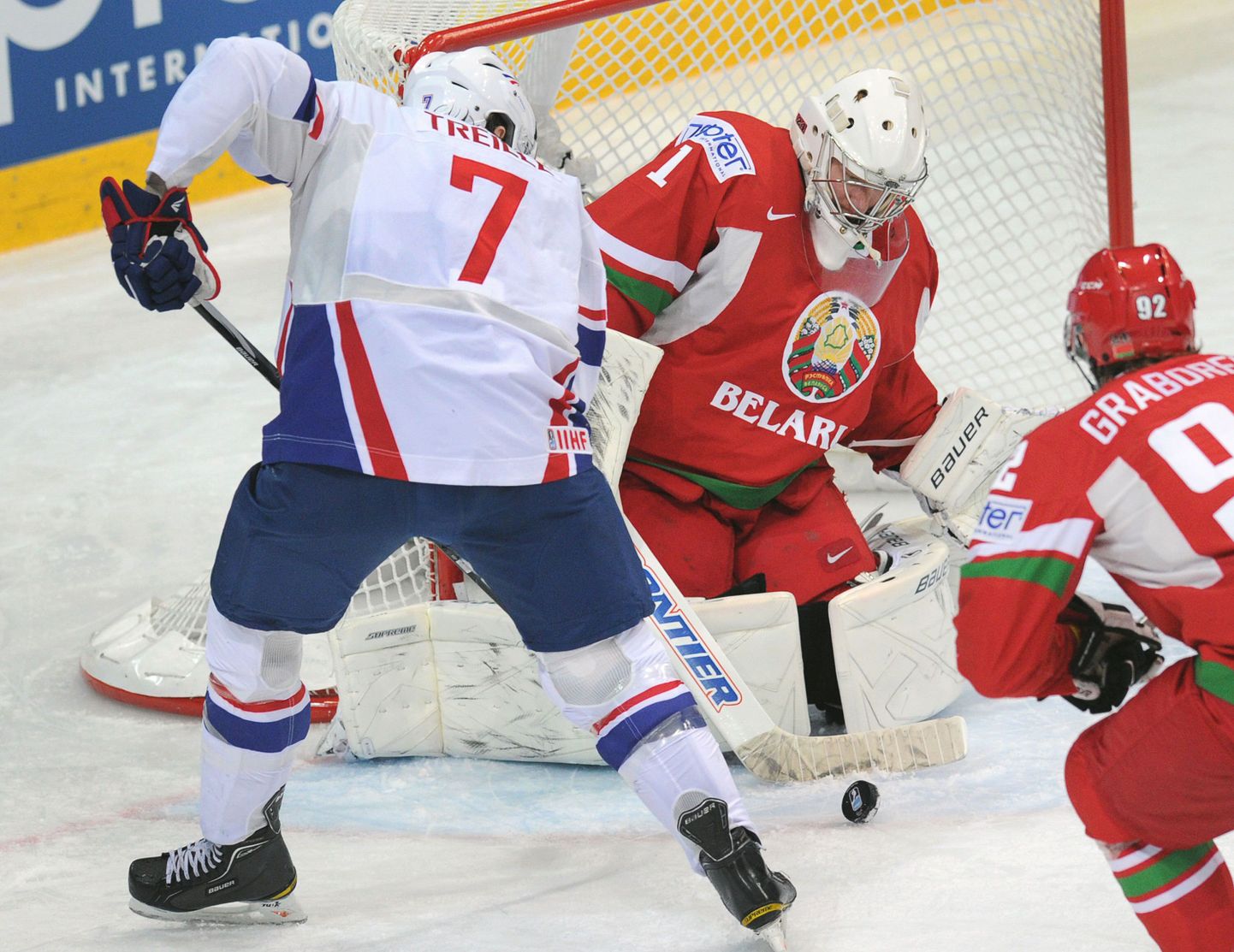 Момент матча Франция - Белоруссия на чемпионате мира по хоккею.