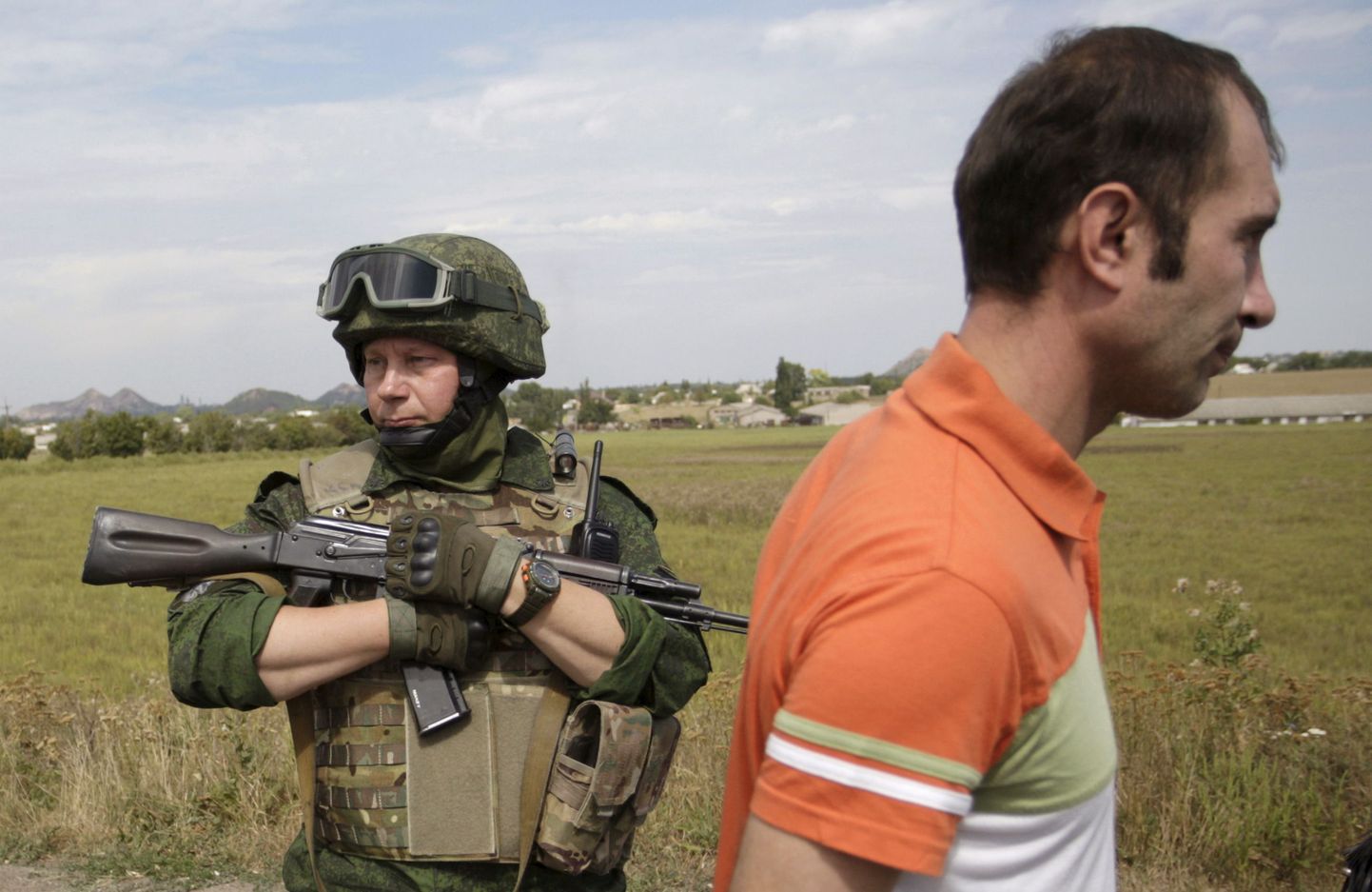 Donetski niinimetatud separatist valvamas Ukraina sõjavangi.