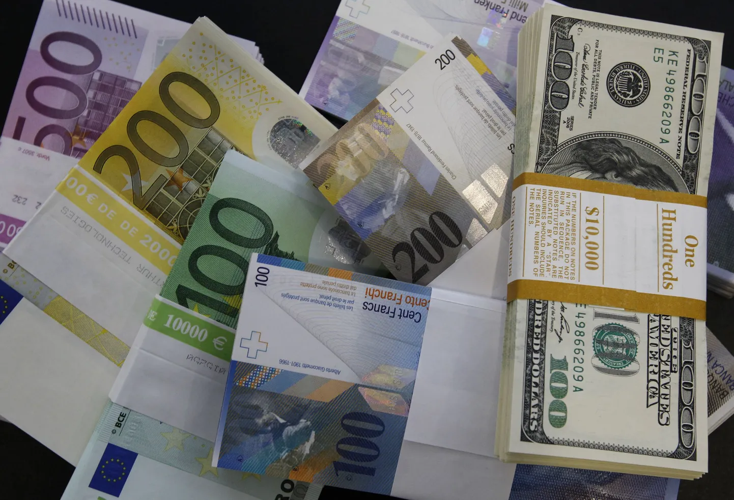 Евро, доллары США и швейцарские франки.