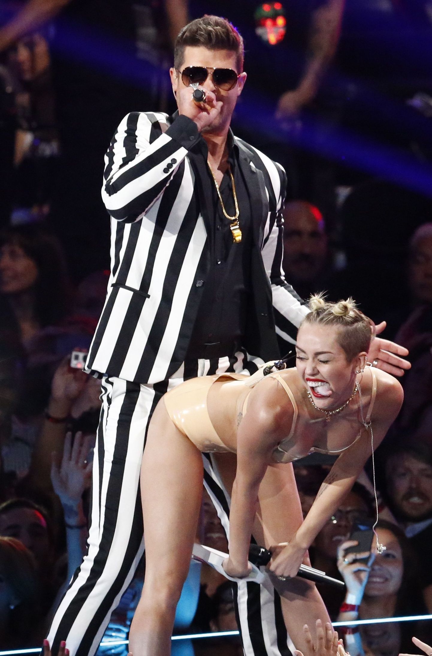 Miley Cyrus ja Robin Thicke MTV videoauhindade jagamisel.
