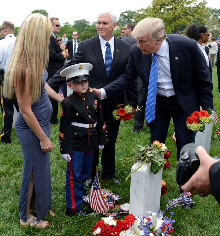 Президент США Дональд Трамп на кладбище в Арлингтоне на церемонии в память о погибших американских солдатах