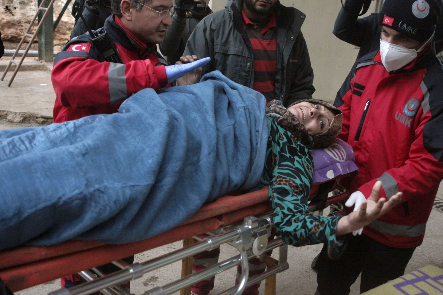 Türgi meedikud Ida-Aleppost evakueeritud naisele abi osutamas.