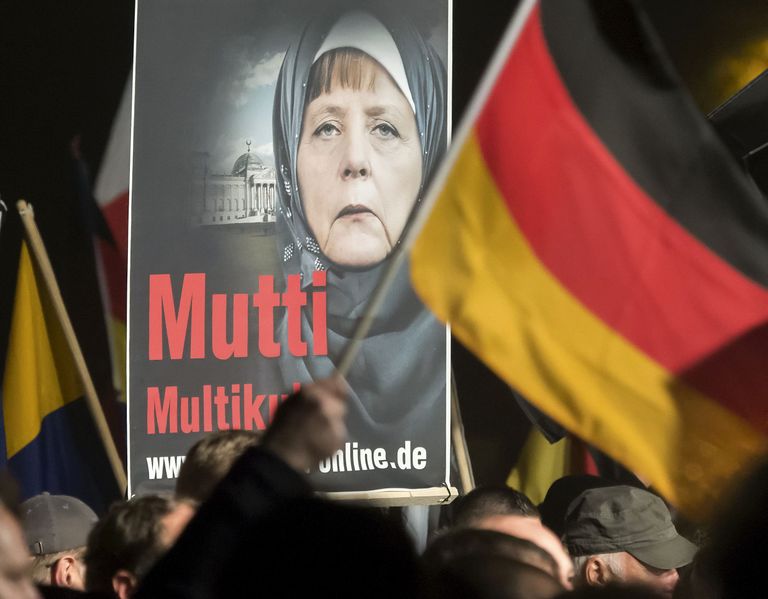 Fotomontaažiga loosung «Emme Multikulti» kantsler Angela Merkelist AfD-partei meeleavaldusel Erfurtis.
