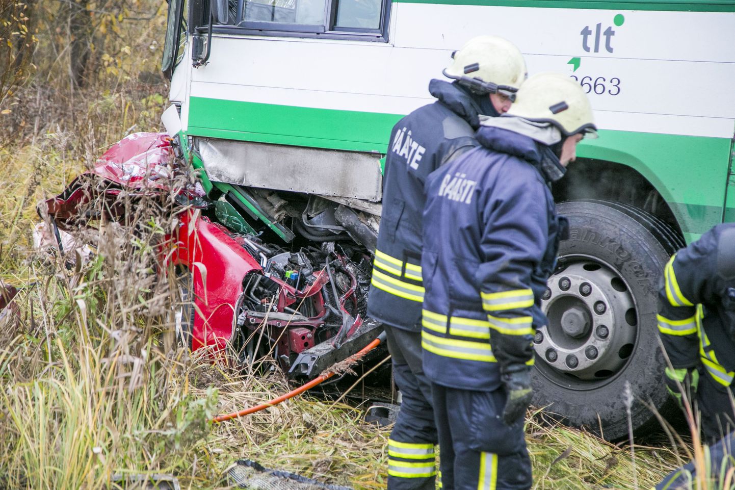 1. november algas kurvalt: Tallinnas Laagna teel hukkus  liinibussiga kokku põrganud auto juht.
