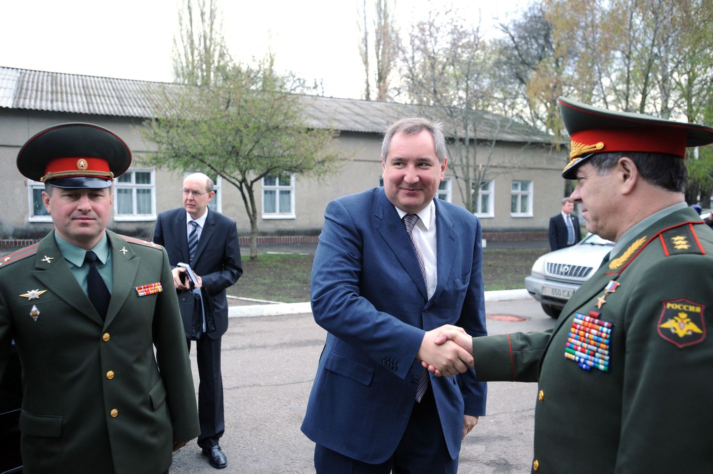 Vene asepeaminister Dmitri Rogozin külastamas aprillis Transnistrias asuvat Vene üksuste peakorterit.