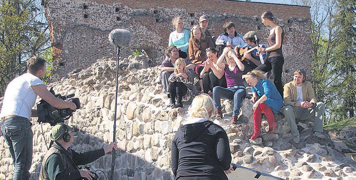 Üks osa vastseid näitlejaid tutvustavast telesaatest filmiti Viljandi lossimägedes, kus korraldatud piknikul esitasid noored kaks omaloomingulist laulu.