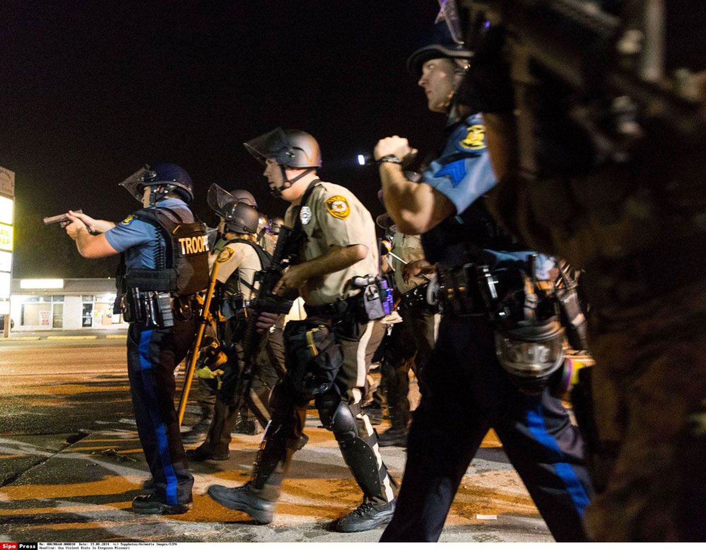 Eilne öö möödus Fergusonis taas rahutult ning olukorda üritasid kontrolli all hoida relvastatud politseinikud.