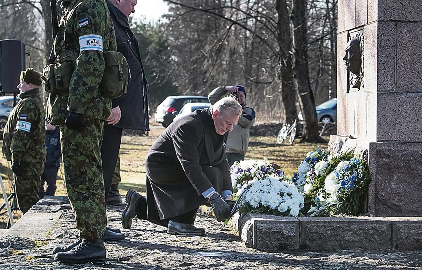 Eesti esimese presidendi Konstantin Pätsi sünnikohas asetas monumendile pärja Trivimi Velliste.