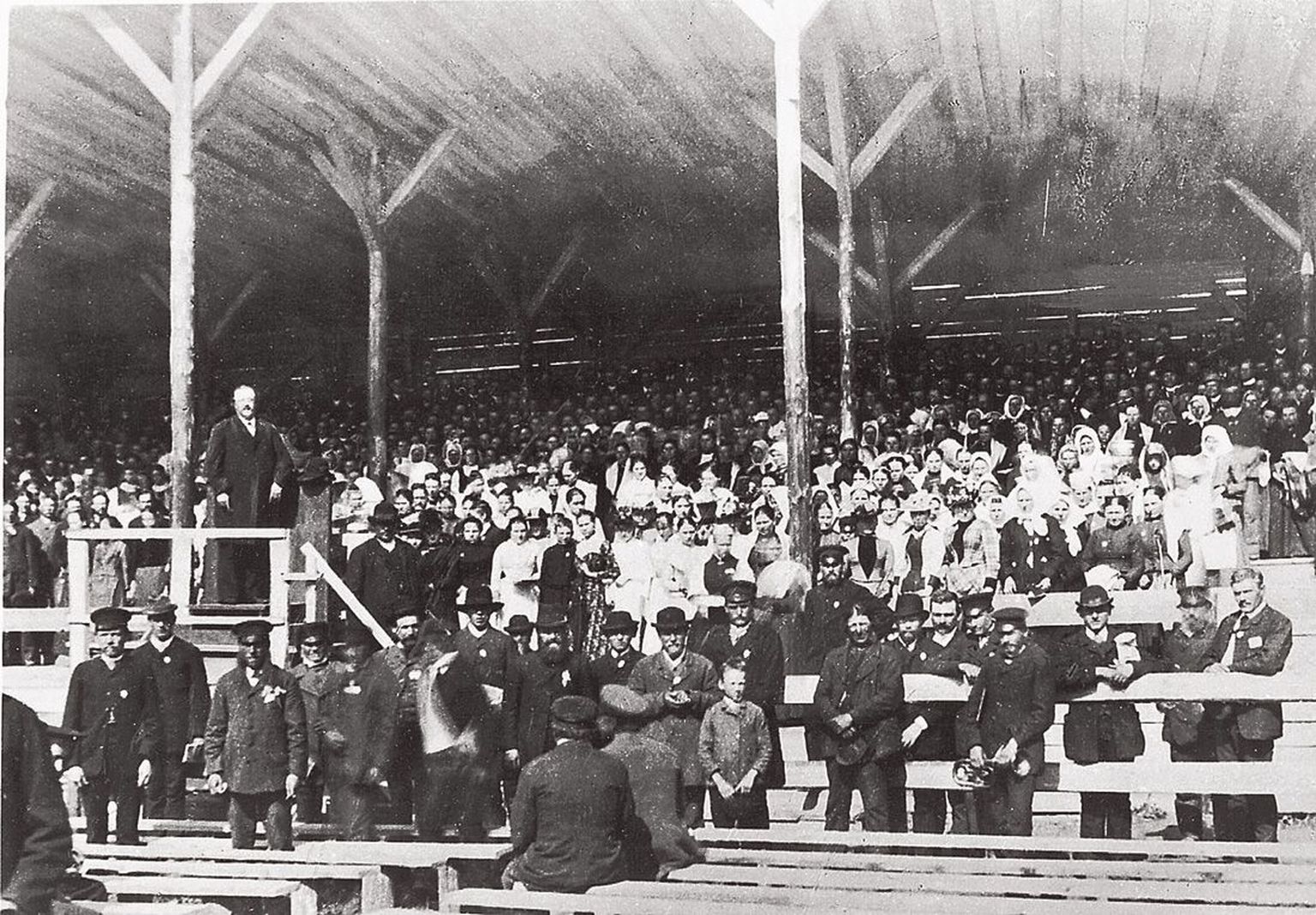 IV laulupidu 1891. aastal, sügaval venestamise ajal, nõudis taas võimude vahel laveerimist. See oli samas esimene laulupidu, kus said
osaleda segakoorid. Pildil seisab puldis Karl August Hermann.