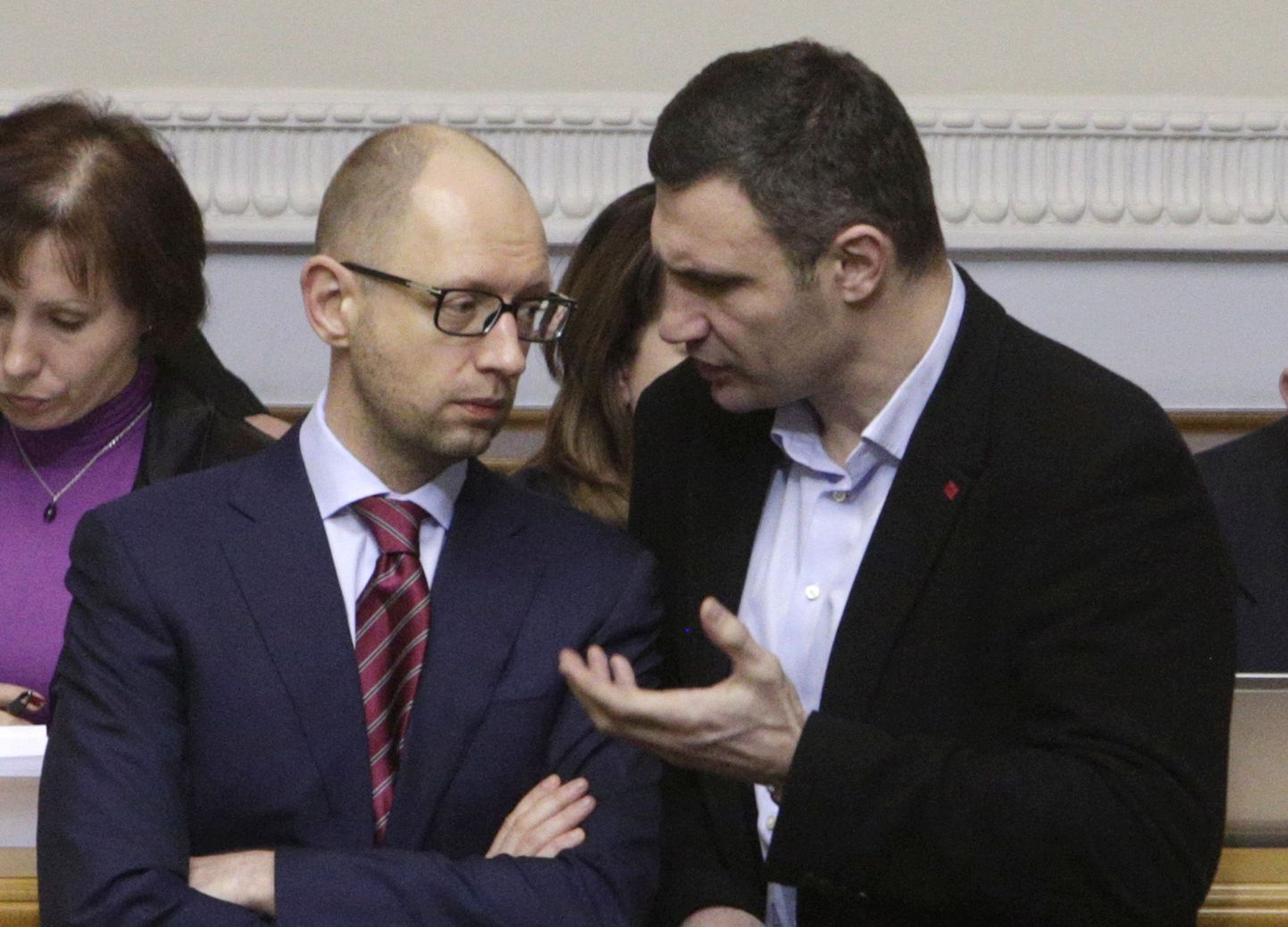 Arseni Jatsenjuk (vasakul) ja Vitali Klitsko (paremal) vestlevad Ukraina parlamendis.