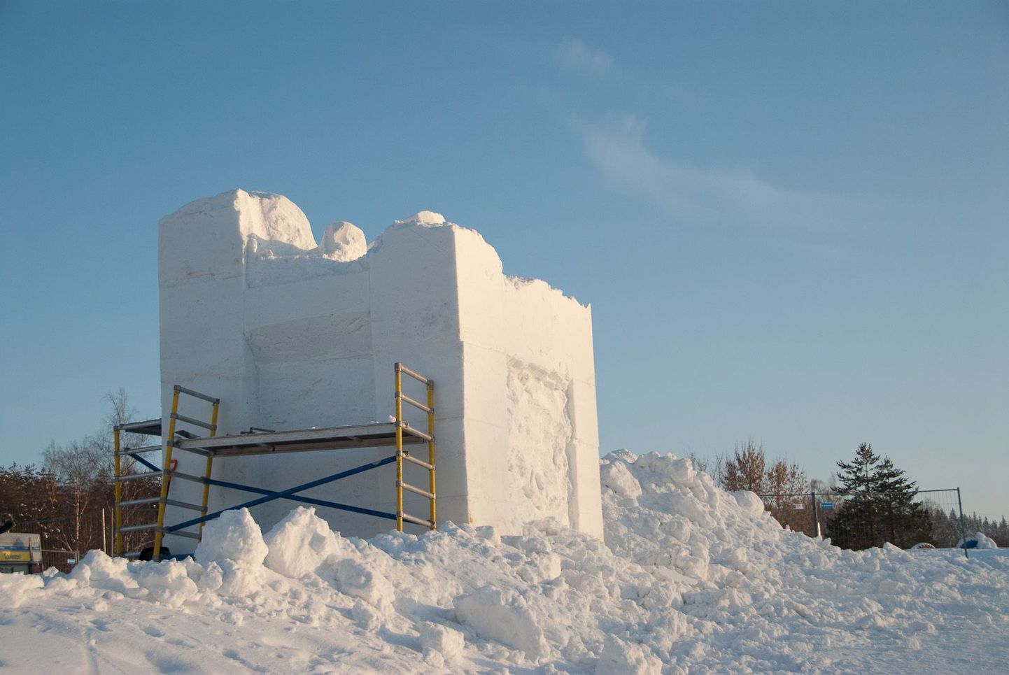 Kalle Pruudeni ja Henry Timuski
käe all valmiv hiiglaslik lumeskulptuur.