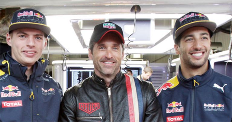 Pariks Dempsijs (centrā) ar Red Bull F1 komandas pilotiem Maksu Verstapenu un Danielu Rikjardo 