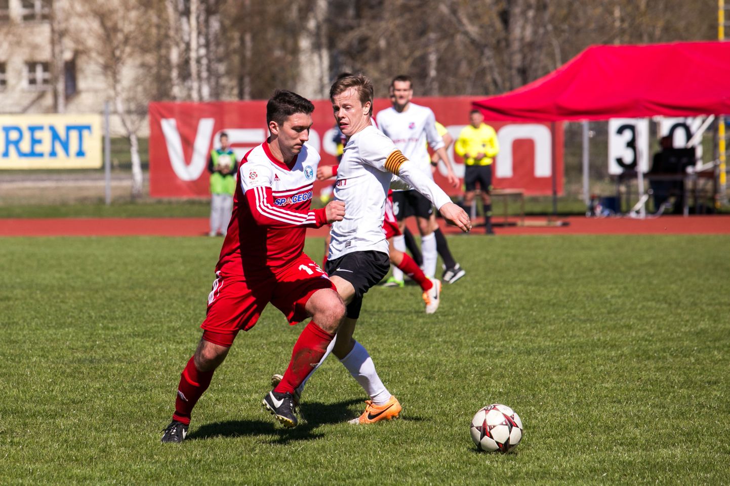 Paide Linnameeskond (valges) ja Jõhvi FC Lokomotiv