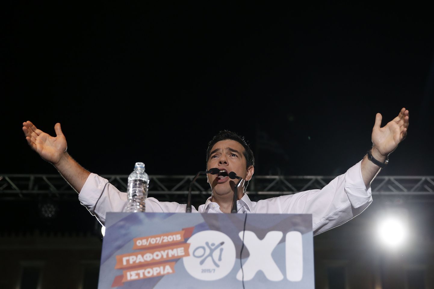 Kreeka peaminister Alexis Tsipras reede õhtul rahvale kõnelemas.