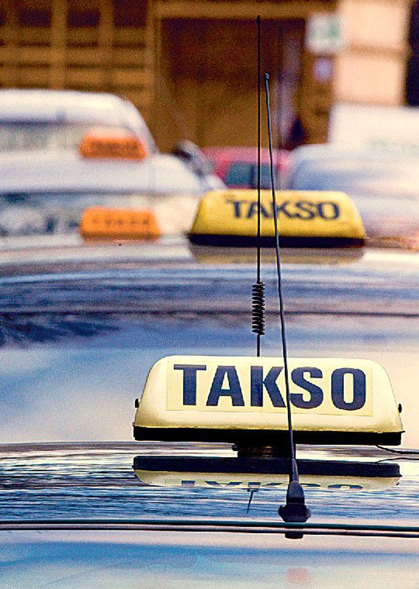Сейчас в начале улицы Виру такси ожидают клиентов где им удобнее. После проведения конкурса на аренду там должна появится официальная остановка такси.