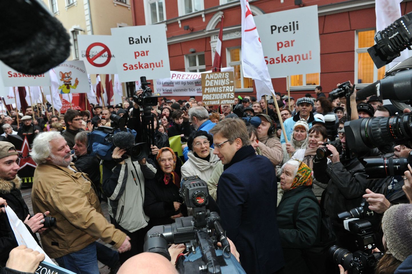Лидер «Центра согласия» Нил Ушаков на митинге несогласных с тем, что партию, которую массово поддерживает русскоязычное население, опять не пустили в правительство.