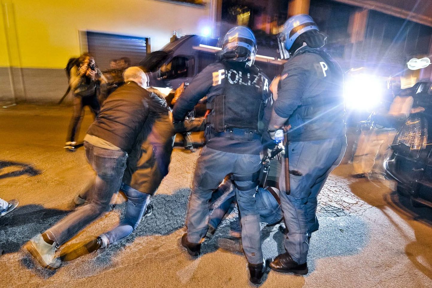 Politseinike ja protestijate kokkupõrked Albanos.
