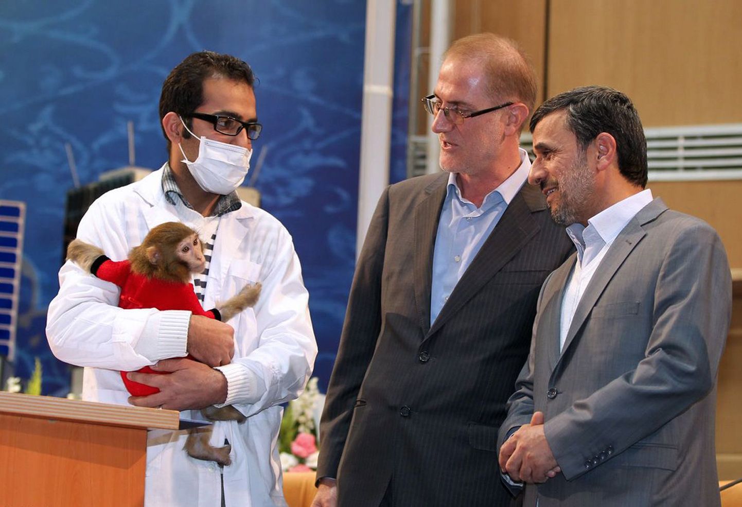 Mahmoud Ahmadinejad (paremal) ja kosmoses käinud ahv.