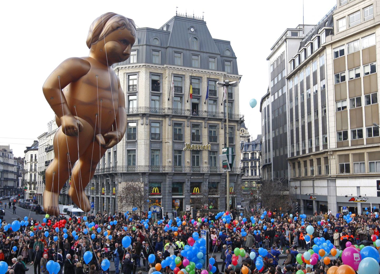 Brüsseli pissivat poissi kujutav hiiglaslik õhupall.