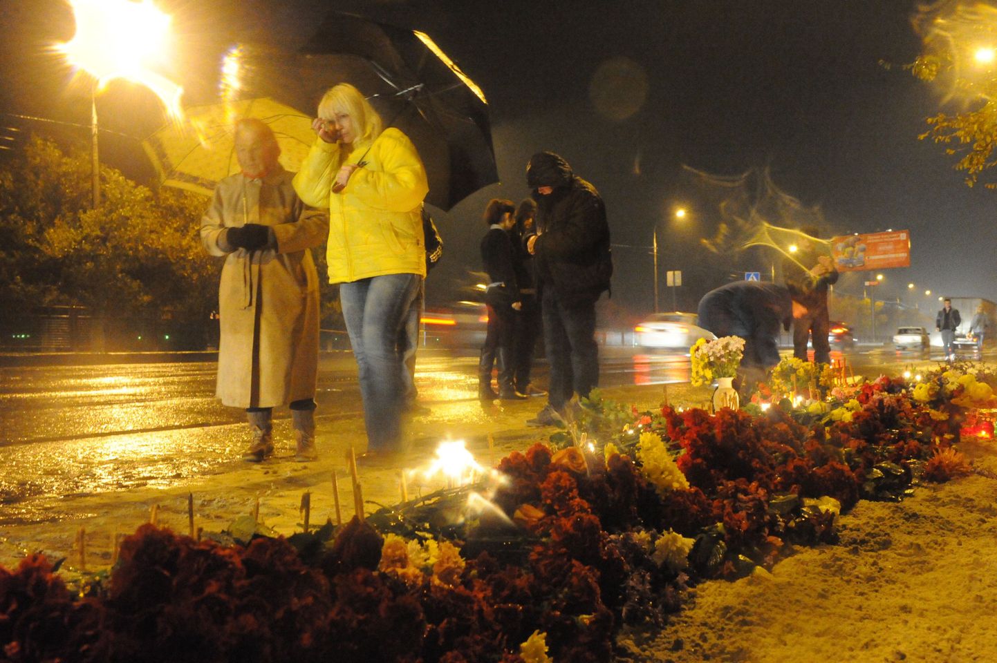 Inimesed toovad lilli ja küünlaid veretööpaigale Volgogradis Lazorevaja tänaval.