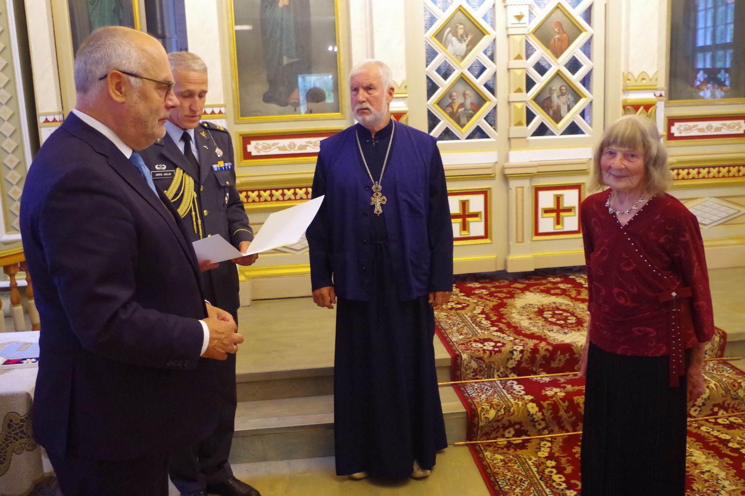 President andis Obinitsa kirikus üle teenetemärgi.