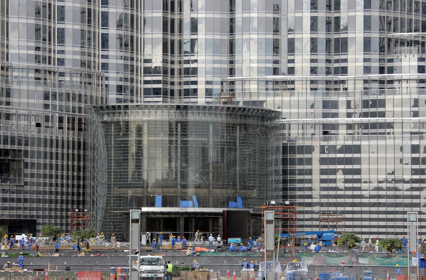 Töölised annavad viimast lihvi 4. jaanuaril avatavale maailma kõrgeimale hoonele Burj Dubaile.