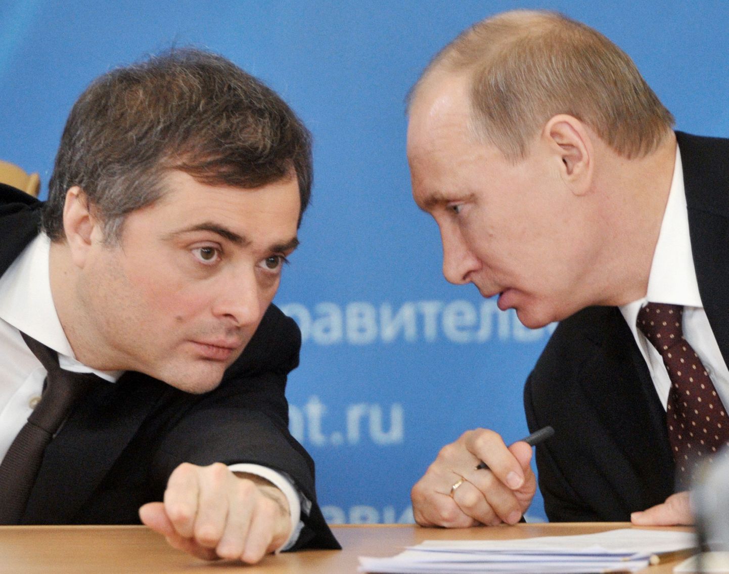 Vladislav Surkov (vasakul) ja Vladimir Putin.