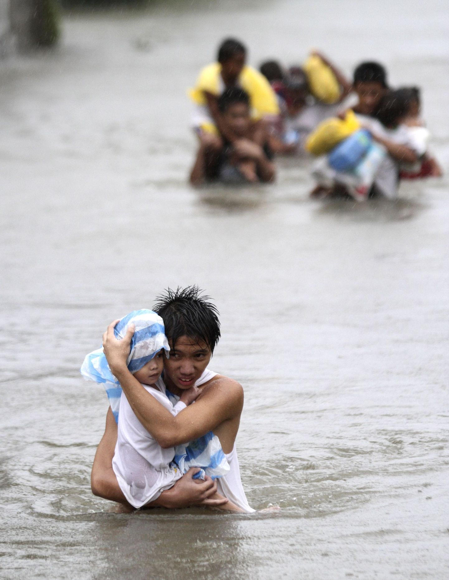 Mees kandmas poega Malabonis läbi üleujutusala