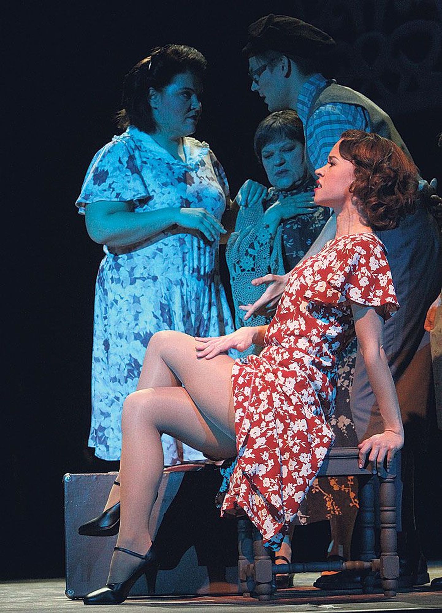 Evita (Evelin Võigemast, esiplaanil) on kodukülas pannud selga uue kleidi, et sõita pealinna Buenos Airesesse.